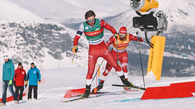 Сильнейшие лыжники страны покорили вершину горы Айкуайвенчорр в Кировске️