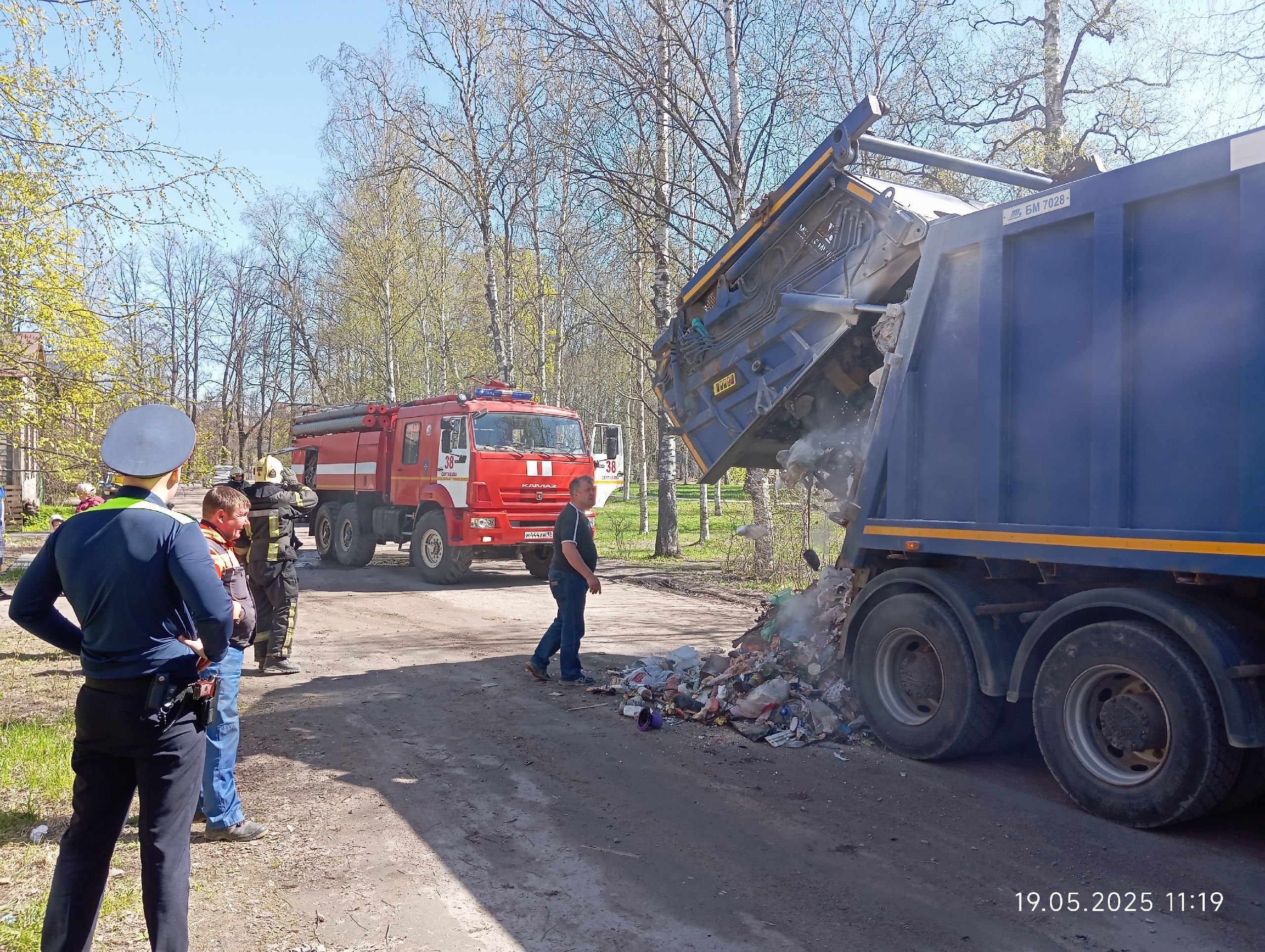 Мусоровоз загорелся в столице Северного Приладожья