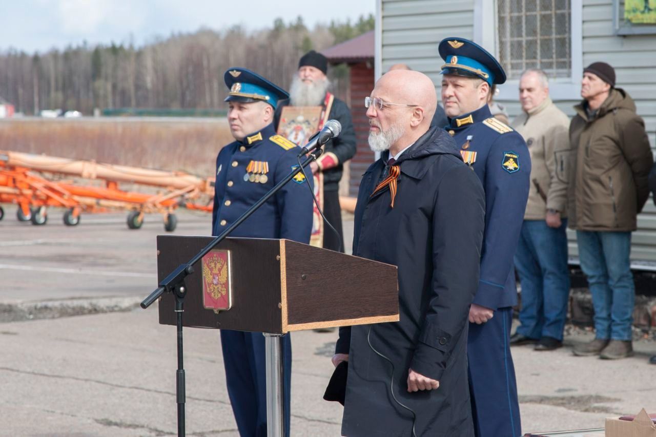 Элиссан Шандалович поздравил легендарный авиаполк с юбилеем