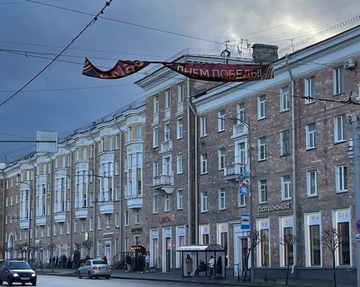 Ветер повредил праздничные украшения на проспекте Ленина в Петрозаводске