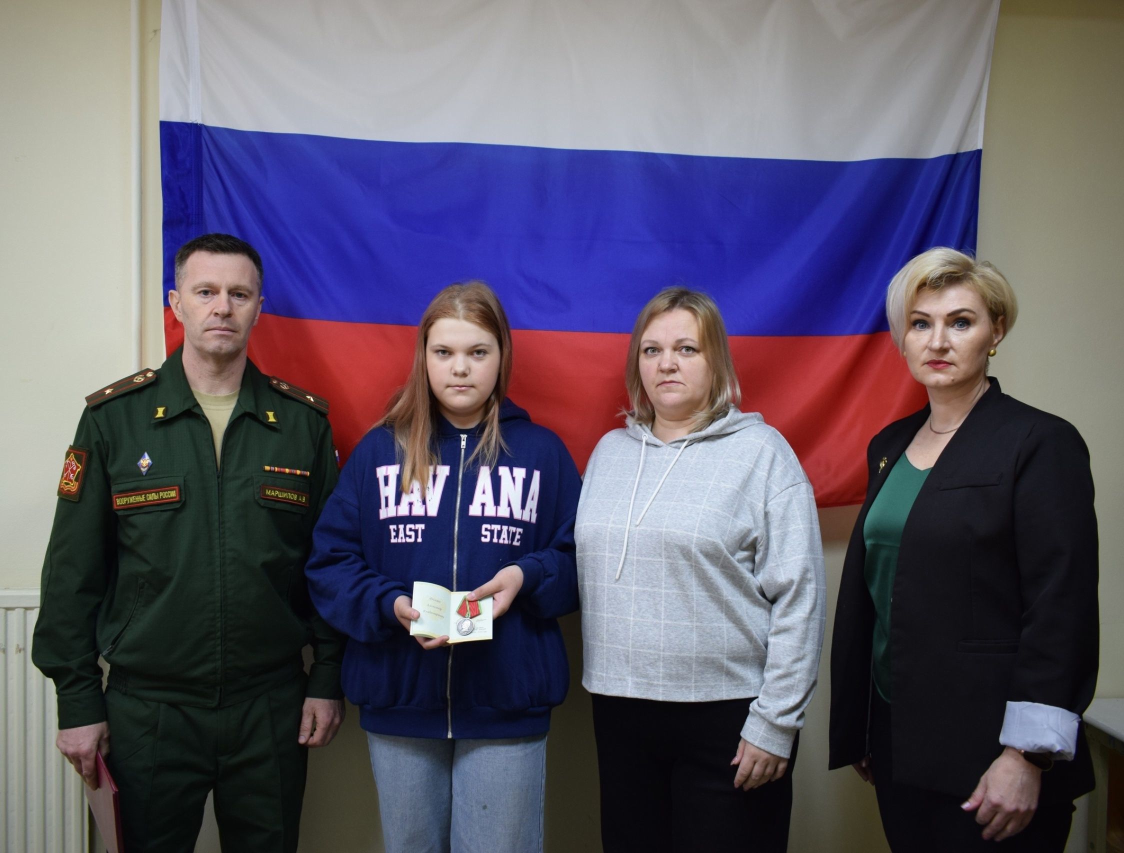 Военком Костомукши и Калевалы передал награду семье героя