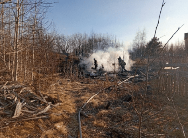 Горевший старый сарай в Кеми едва не устроил большой пожар