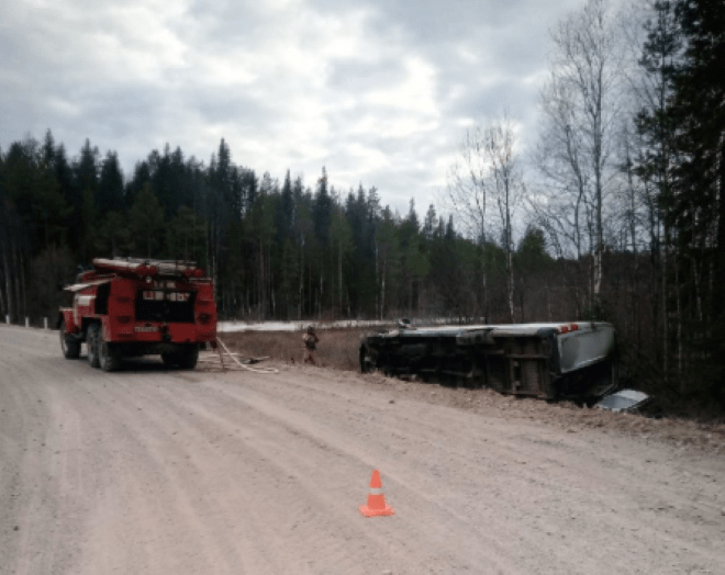 Автобус перевернулся и загорелся на трассе под Кестеньгой, водитель погиб