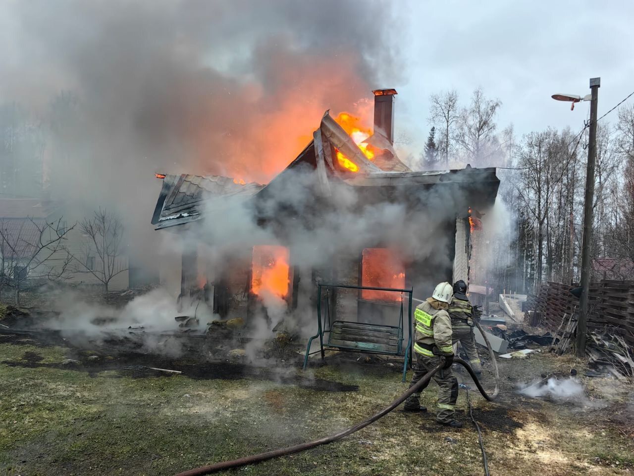 Пожарные спасли соседние дома садоводства «Родник» от огня (фото)