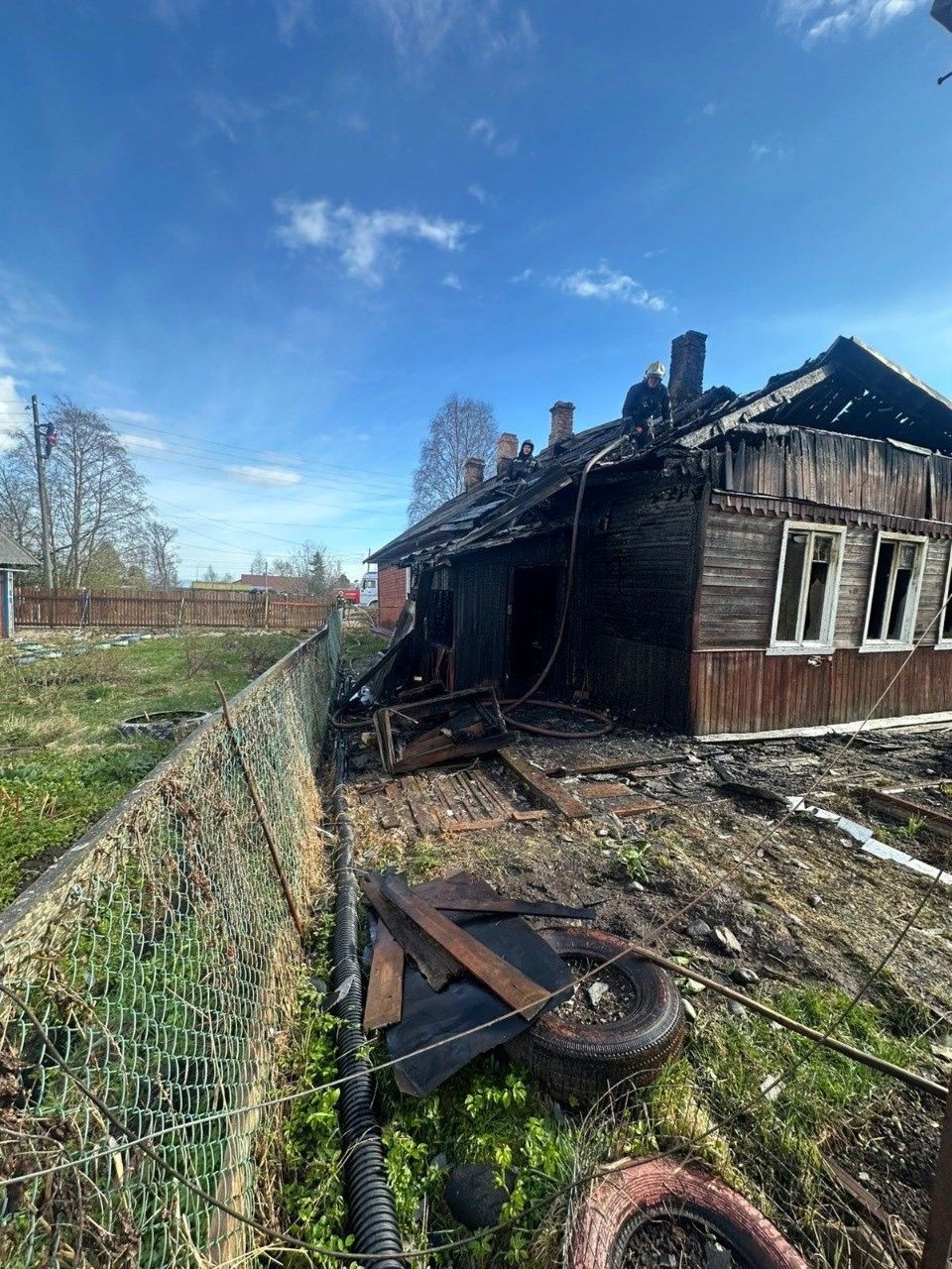 На пожаре в Соломенном женщина отравилась угарным газом и получила ожоги