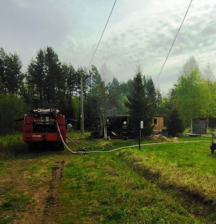 Огнеборцы на пожаре отстояли баню в одном из поселков Карелии