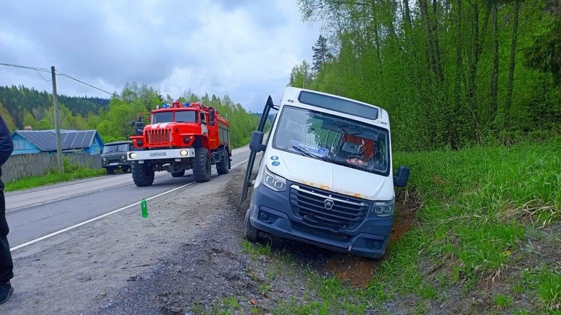 Трое госпитализированы: появились подробности ДТП с автобусом в Приладожье, где водителю стало плохо