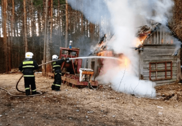 В Пряже ночью горела заброшенная постройка