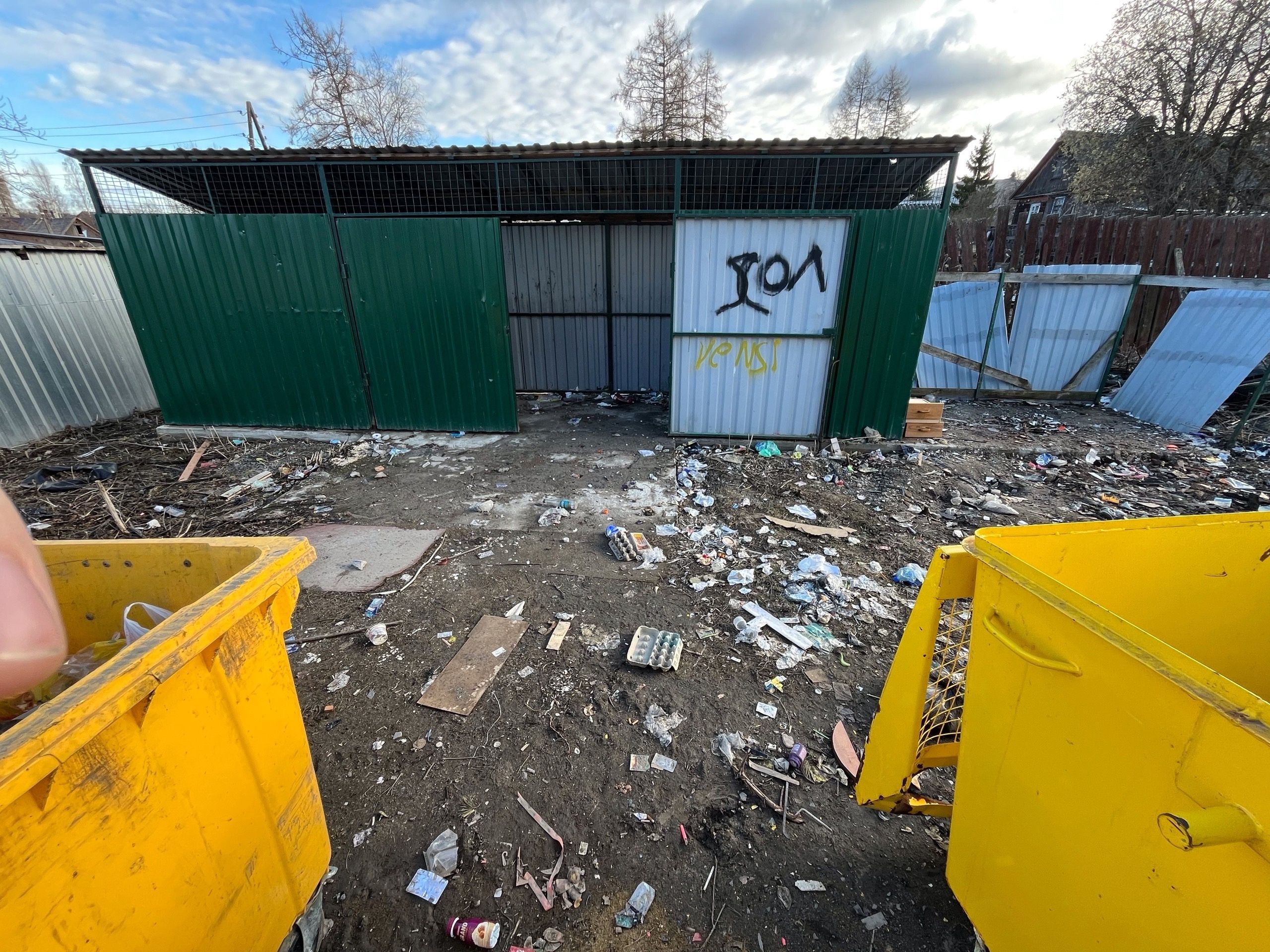 Жители карельского поселка пожаловались на запущенность детской площадки