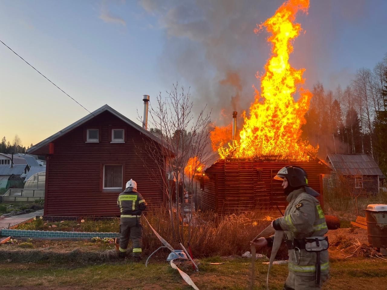 Баня и сарай сгорели ночью в дачном кооперативе в Прионежье