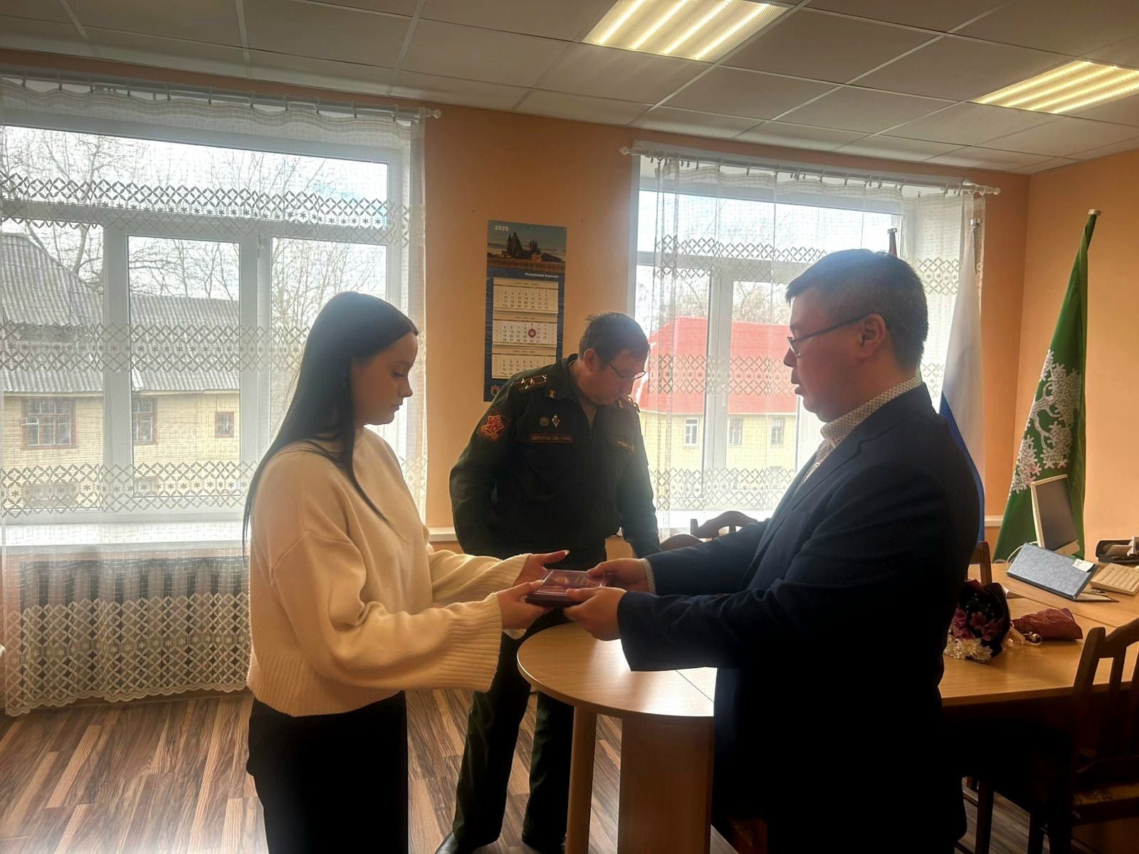 Дочери погибшего на спецоперации жителя Карелии передали орден Мужества