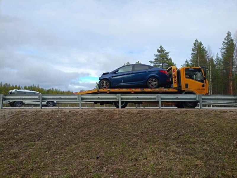 Минивэн разбился после неожиданной встречи с эвакуатором на трассе в Карелии