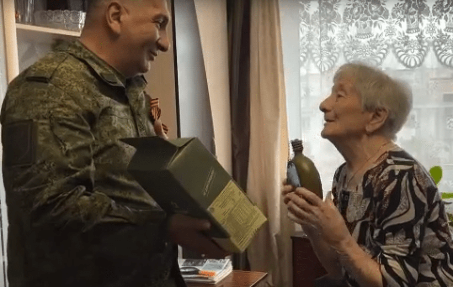 Военные поздравили участницу Сталинградской битвы с юбилеем Победы