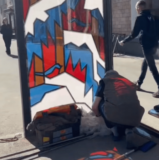 Остановку с зимним лесом на витражах установили в центре Петрозаводска