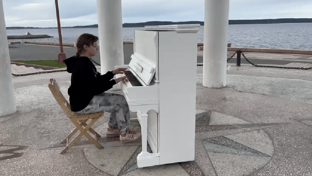 Открытое пианино: в ротонде зазвучала классика от юных петрозаводчан