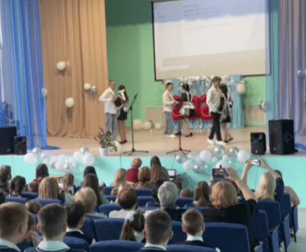 Инна Колыхматова разделила радость и грусть последнего звонка в школе на Птицефабрике