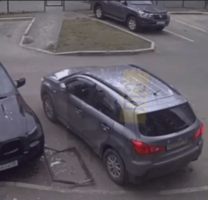 Пластиковое окно упало на автомобили из новостройки в Петрозаводске