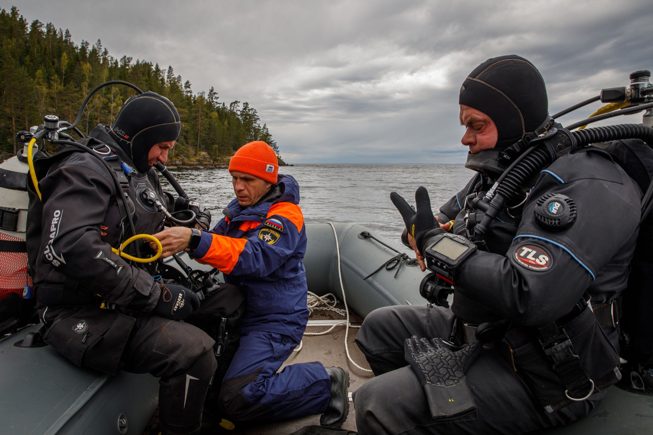 Карельские дайверы обнаружили затонувшую баржу времен войны на Ладоге