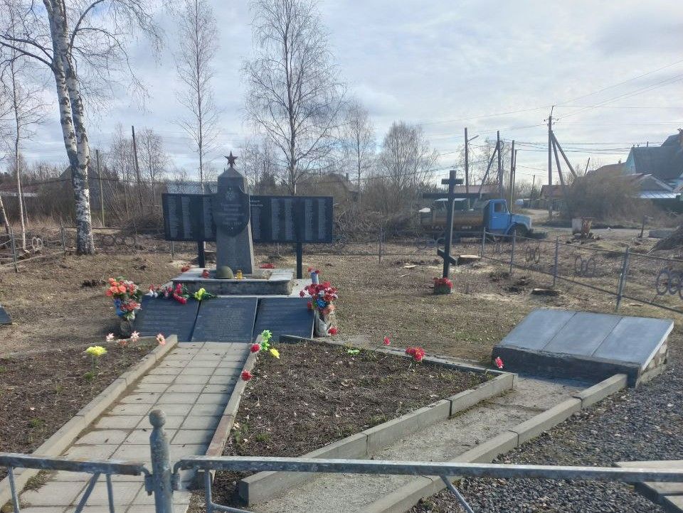 Сотрудники Минтранса провели субботник у Братской могилы в Шуе