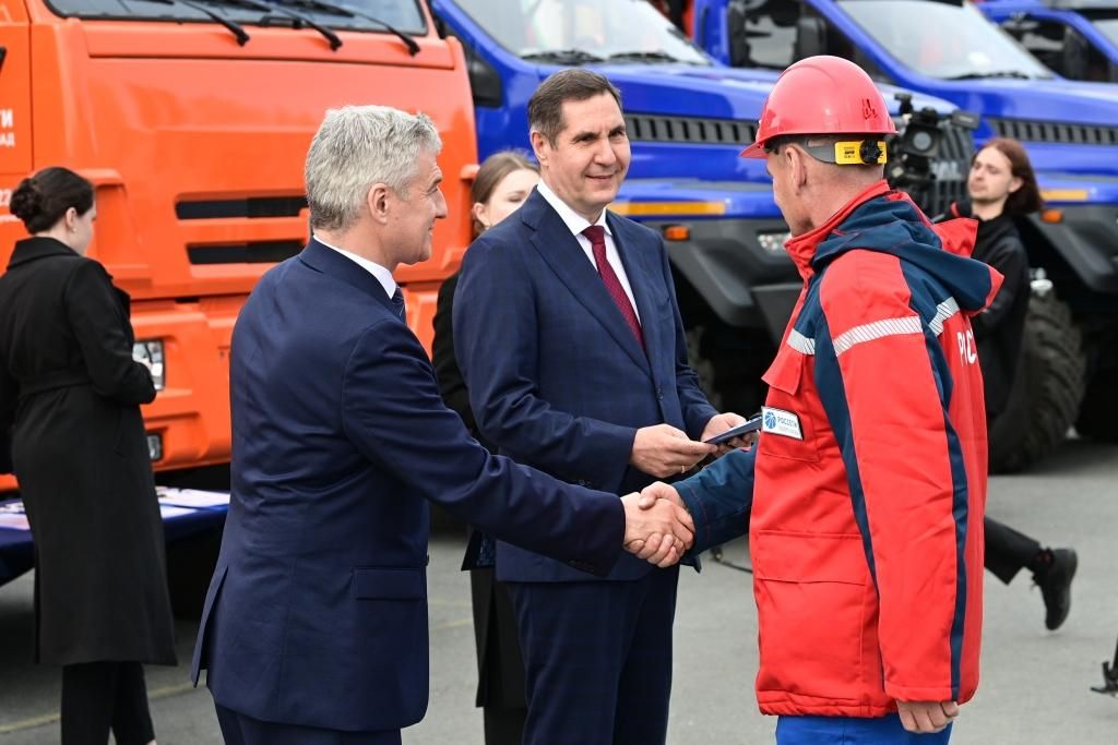 Глава Карелии и гендиректор «Россети Северо-Запад» передали новую технику энергетикам республики