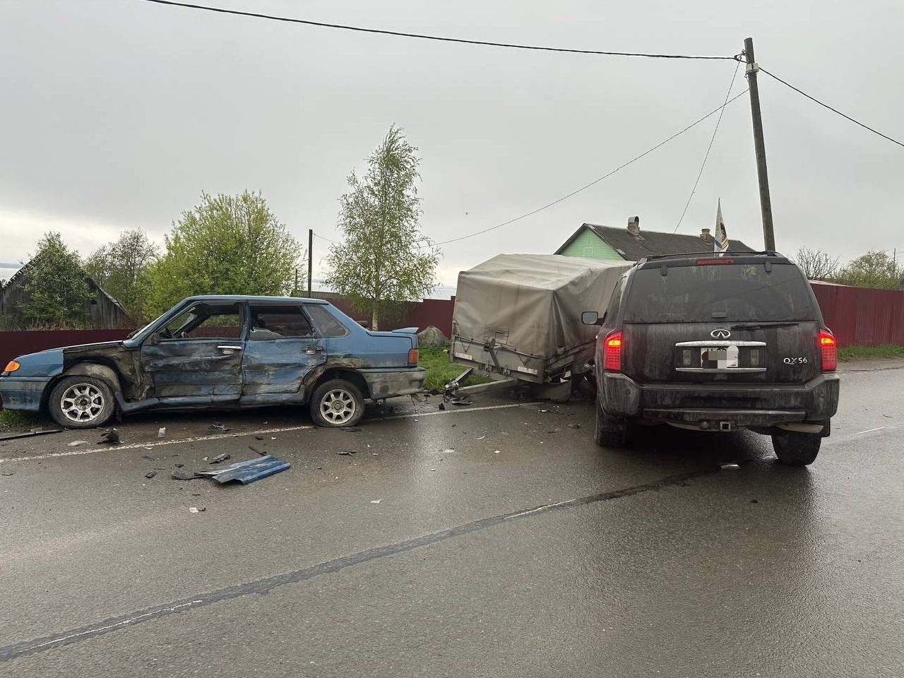 Вылетевший на встречку внедорожник протаранил легковушку с прицепом в одной из деревень Карелии