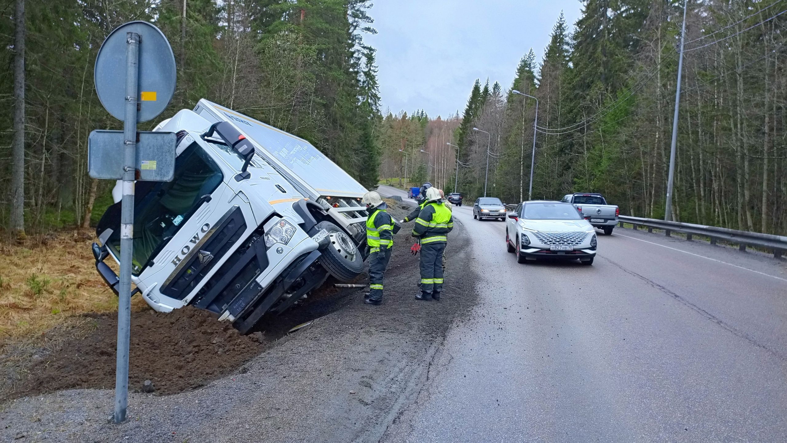 Грузовик опрокинулся на трассе под Лахденпохья