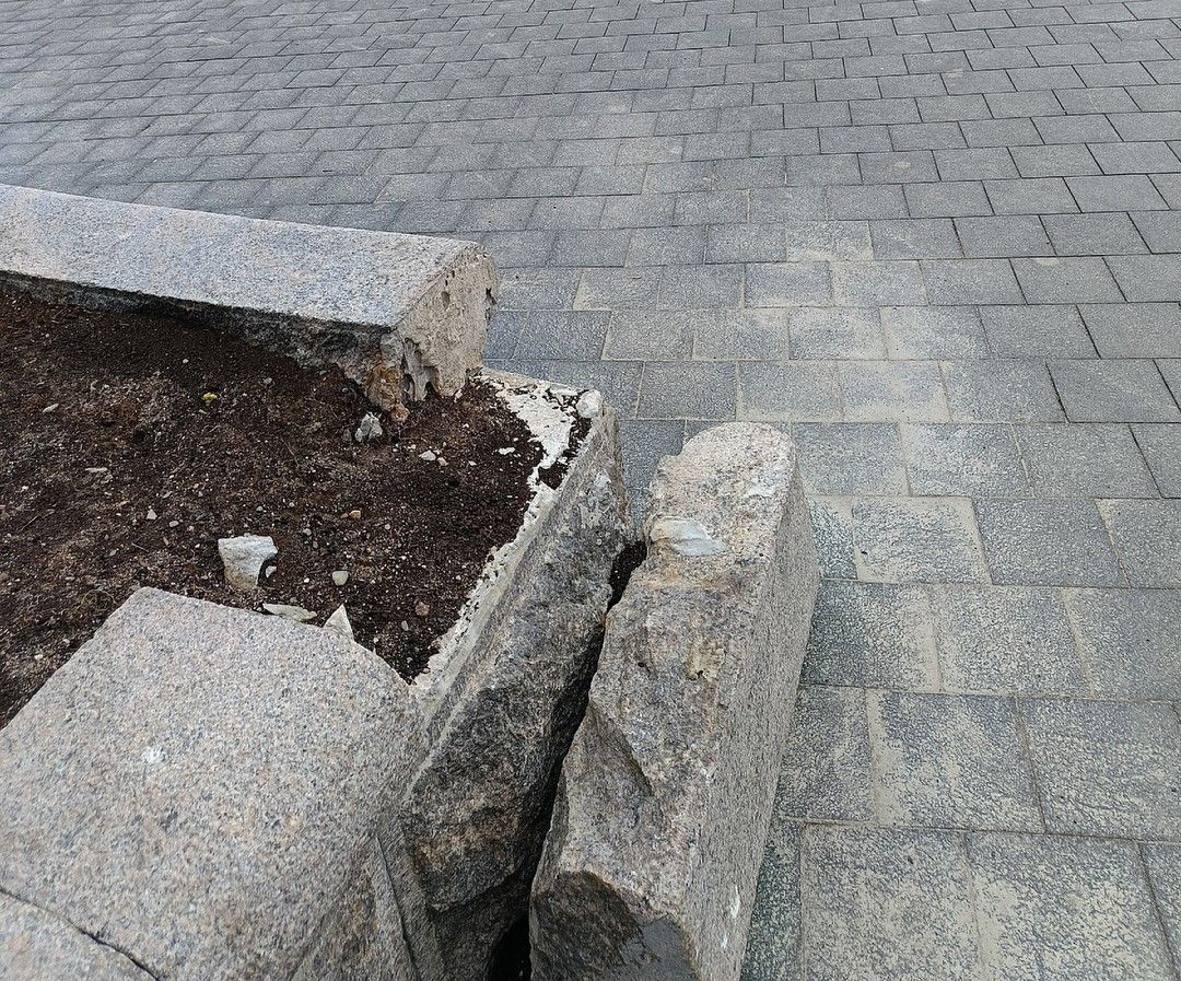 Часть ограждения откололась у пушки в Петрозаводске Часть ограждения откололась у пушки в Петрозаводске