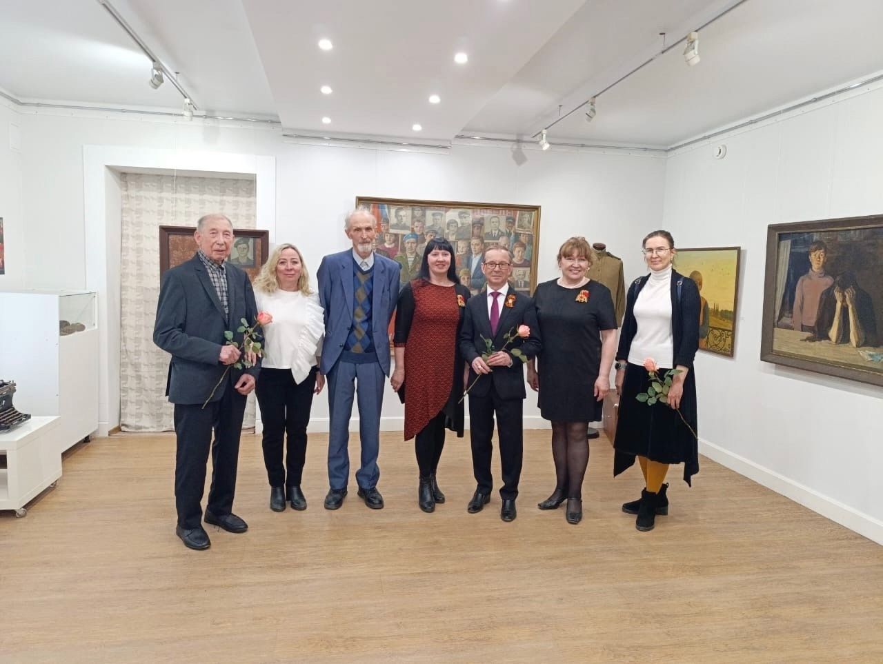 Народные художники России представили военные полотна в Петрозаводске