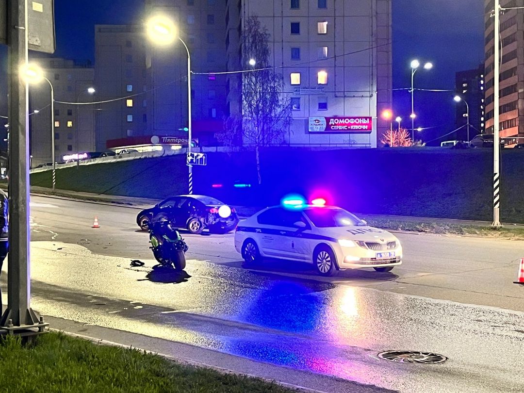 Пенсионер за рулем иномарки не пропустил мотоциклиста: сообщили подробности аварии в Петрозаводске