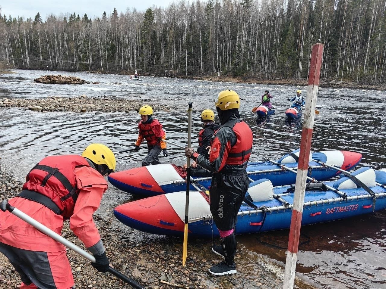 Спасатели обеспечили безопасность во время соревнований на реке Шуя