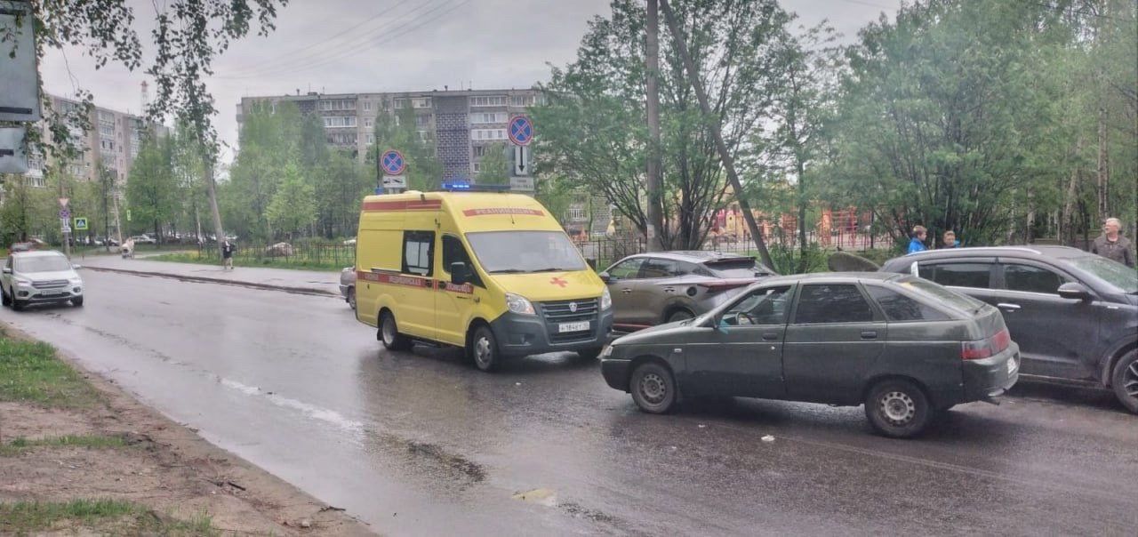 Ребенок переходил дорогу в неположенном месте и попал под машину в крупном районе Петрозаводска