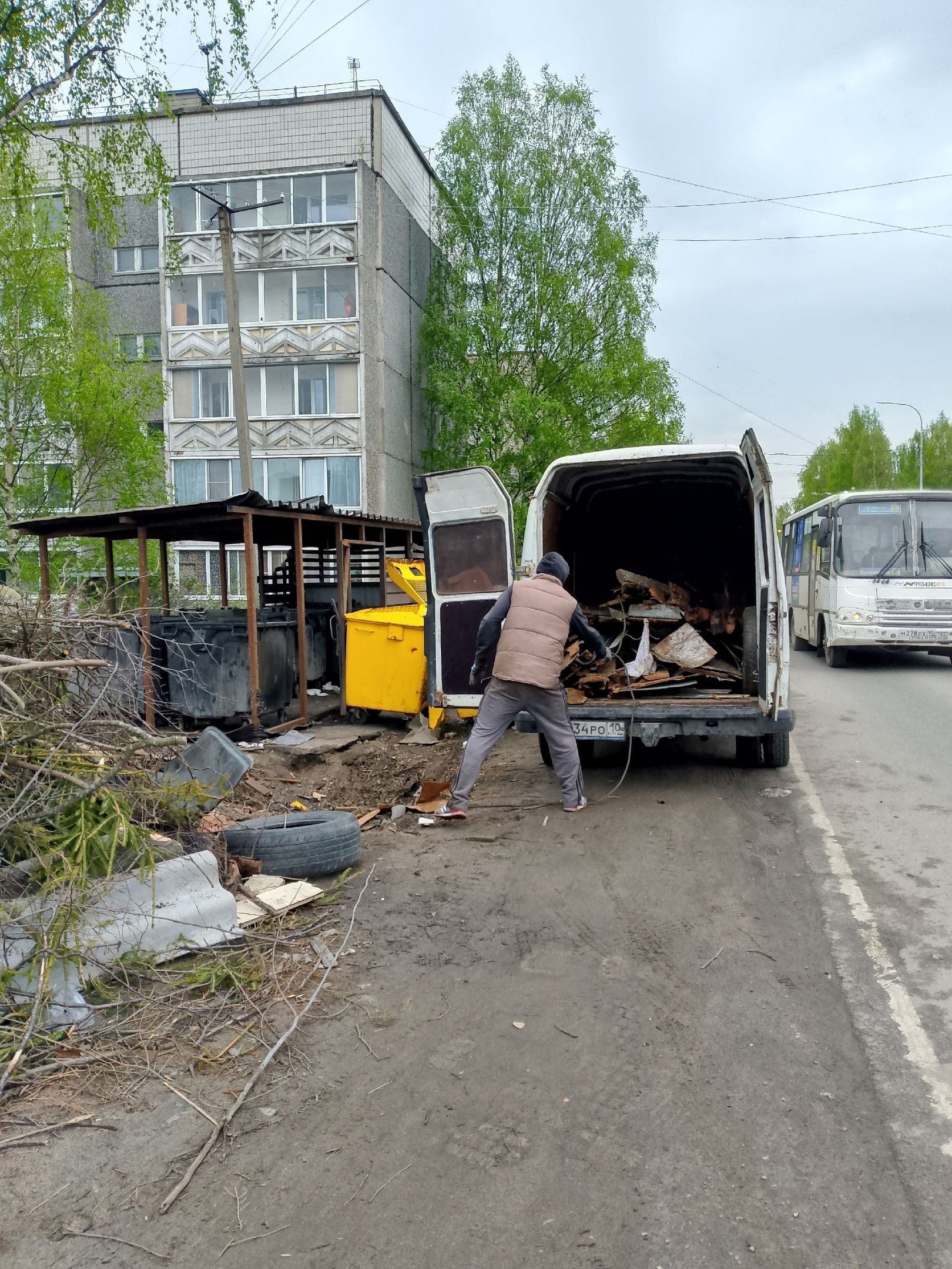 В Петрозаводске мужчина превратил улицу в мусорку под прицелом камеры