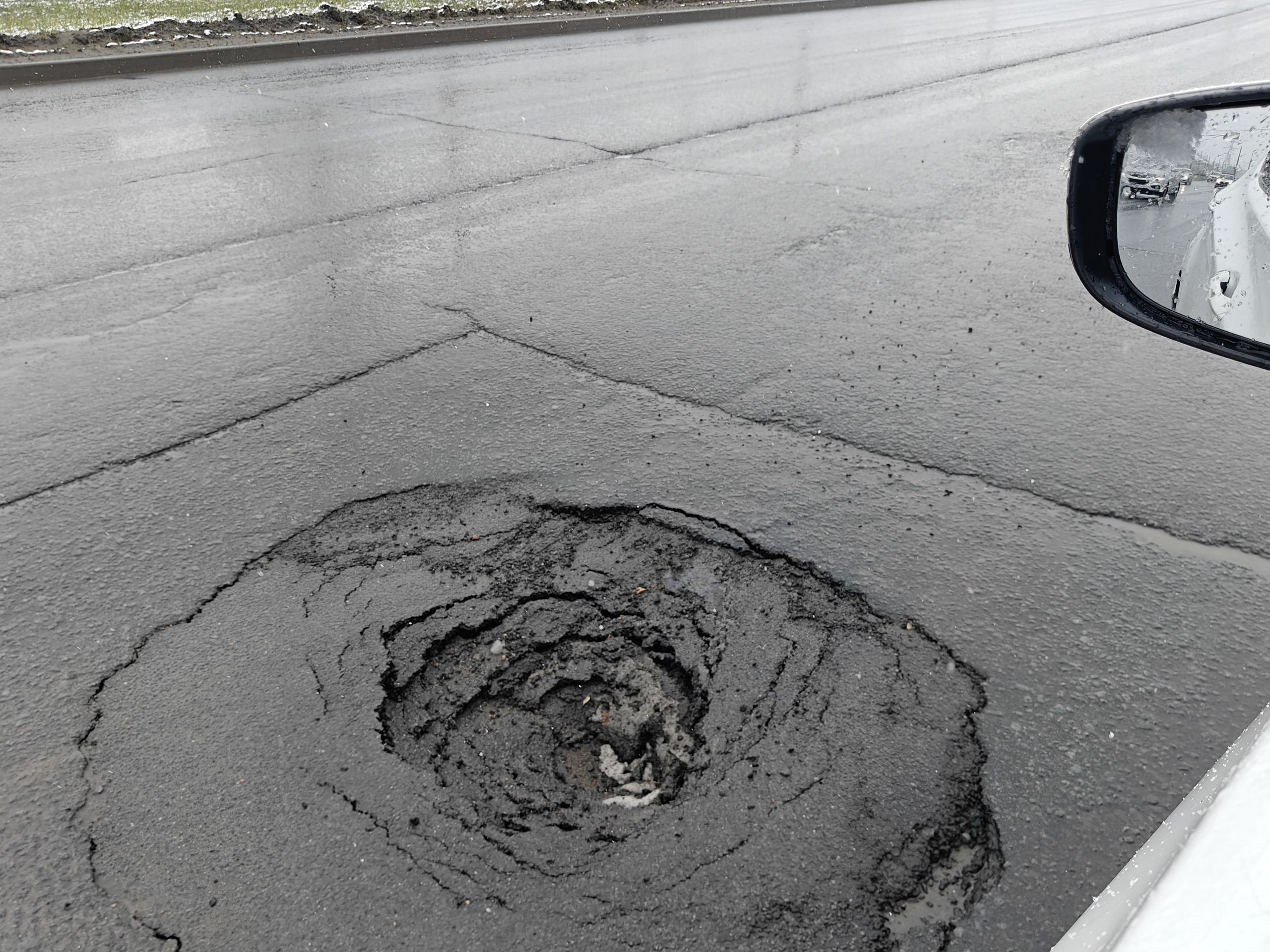 На Лесном шоссе образовалась глубокая яма