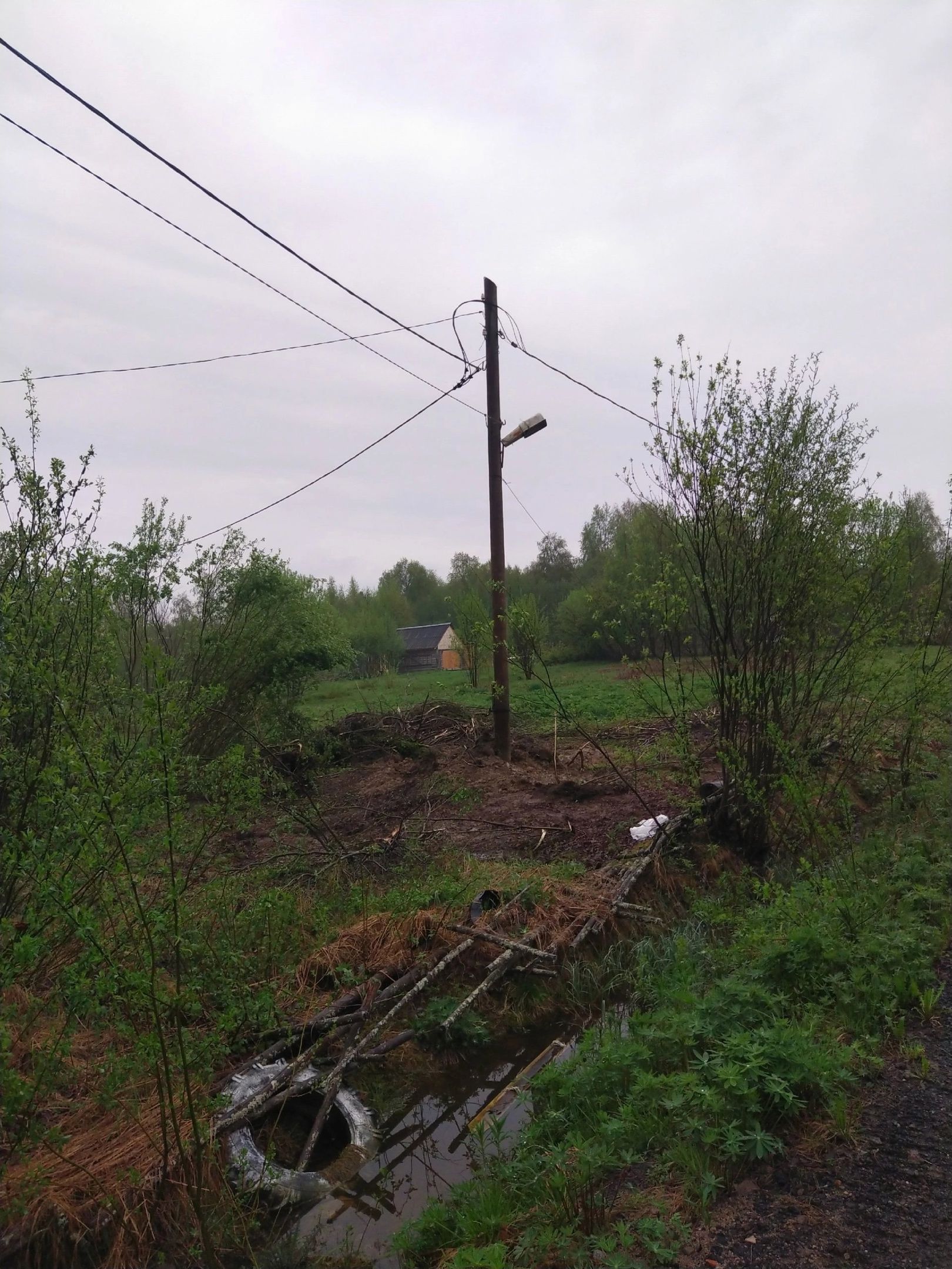 В одном из поселков Карелии выровняли накренившиеся электростолбы