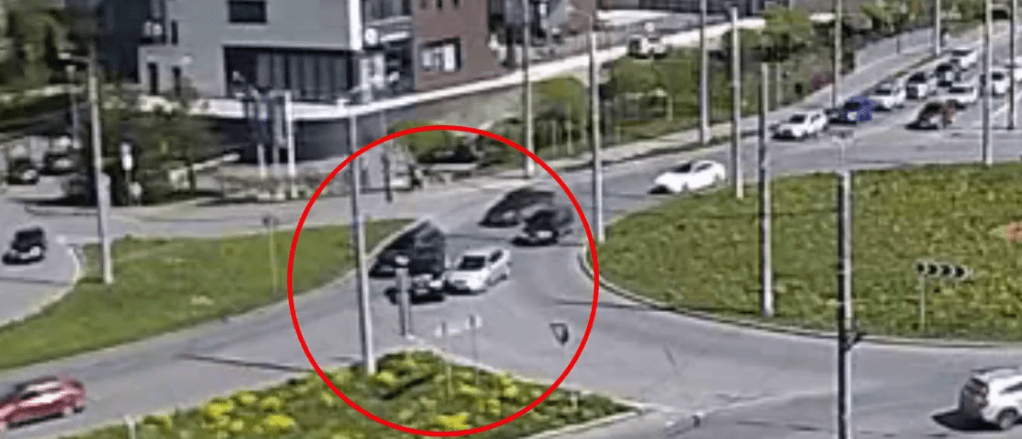 Две легковушки столкнулись на кольце «осьминожка» в Петрозаводске