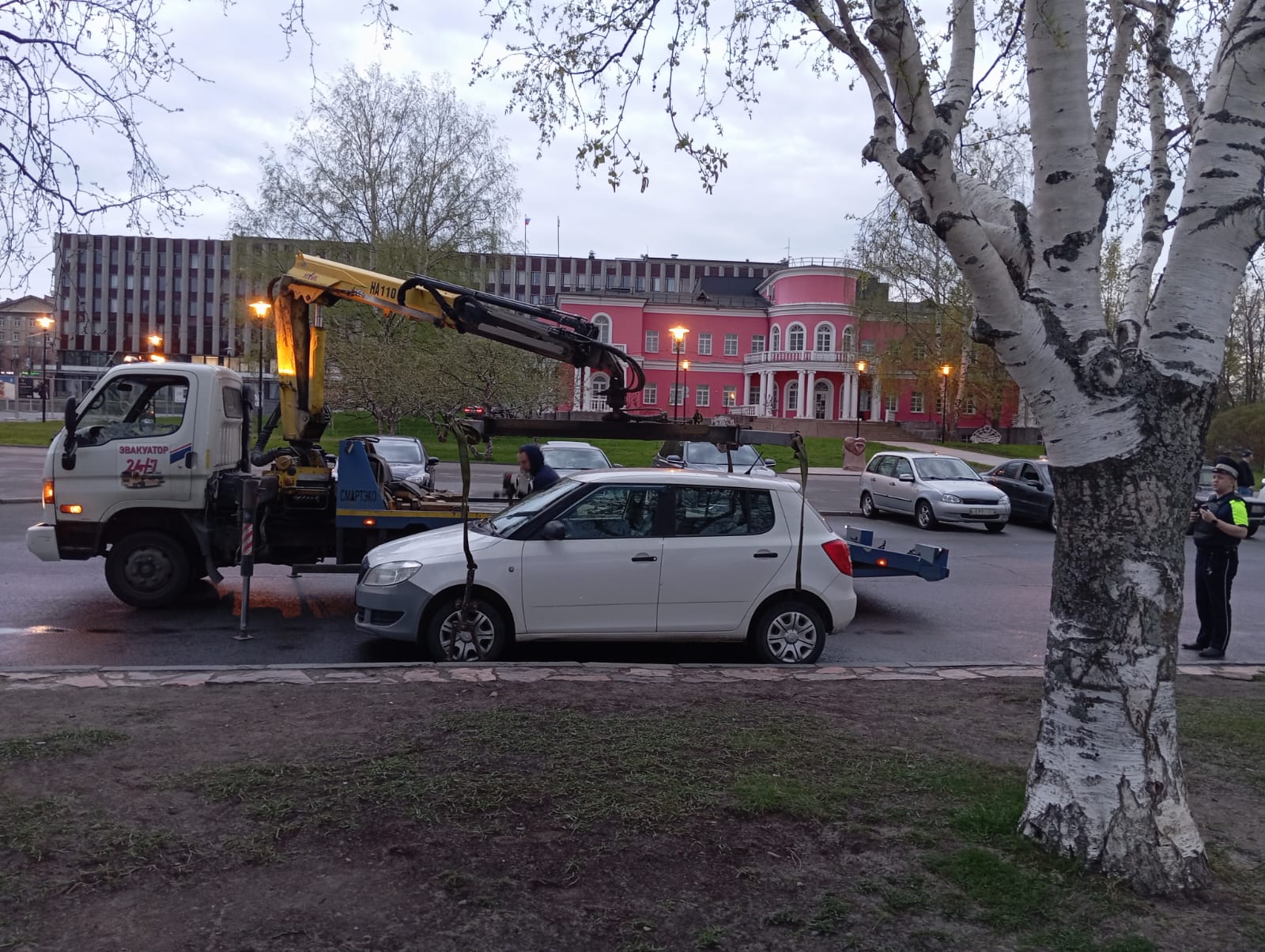 На набережной Петрозаводска начали эвакуировать машины