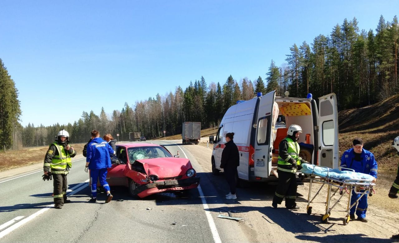 Две машины жёстко столкнулись на трассе в Карелии