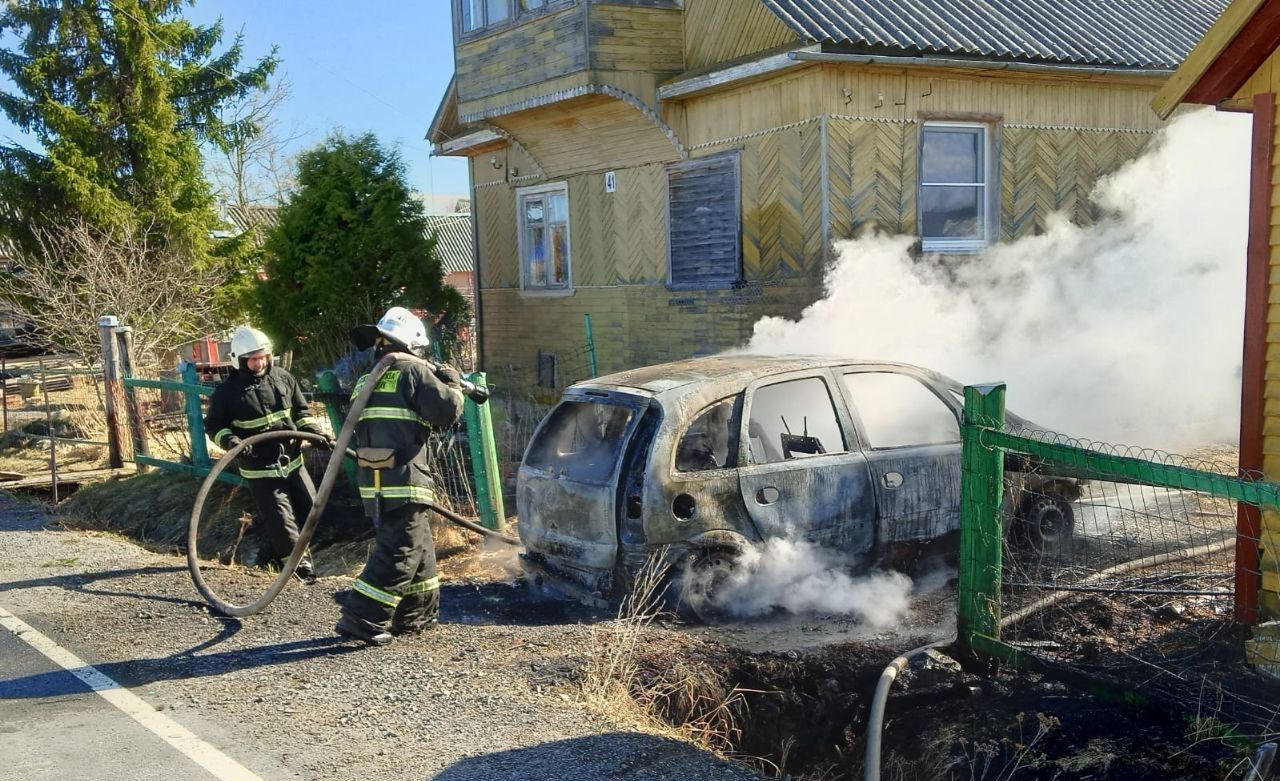Автомобиль загорелся от пала травы в Карелии
