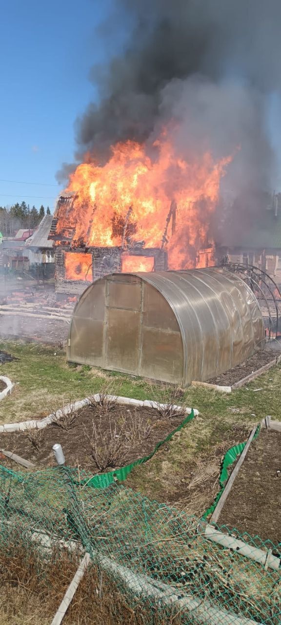 Дачный дом вспыхнул в Пряжинском районе
