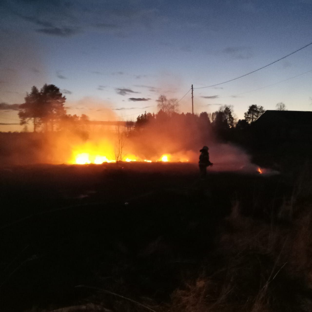 Пожар тушили ночью на востоке Карелии