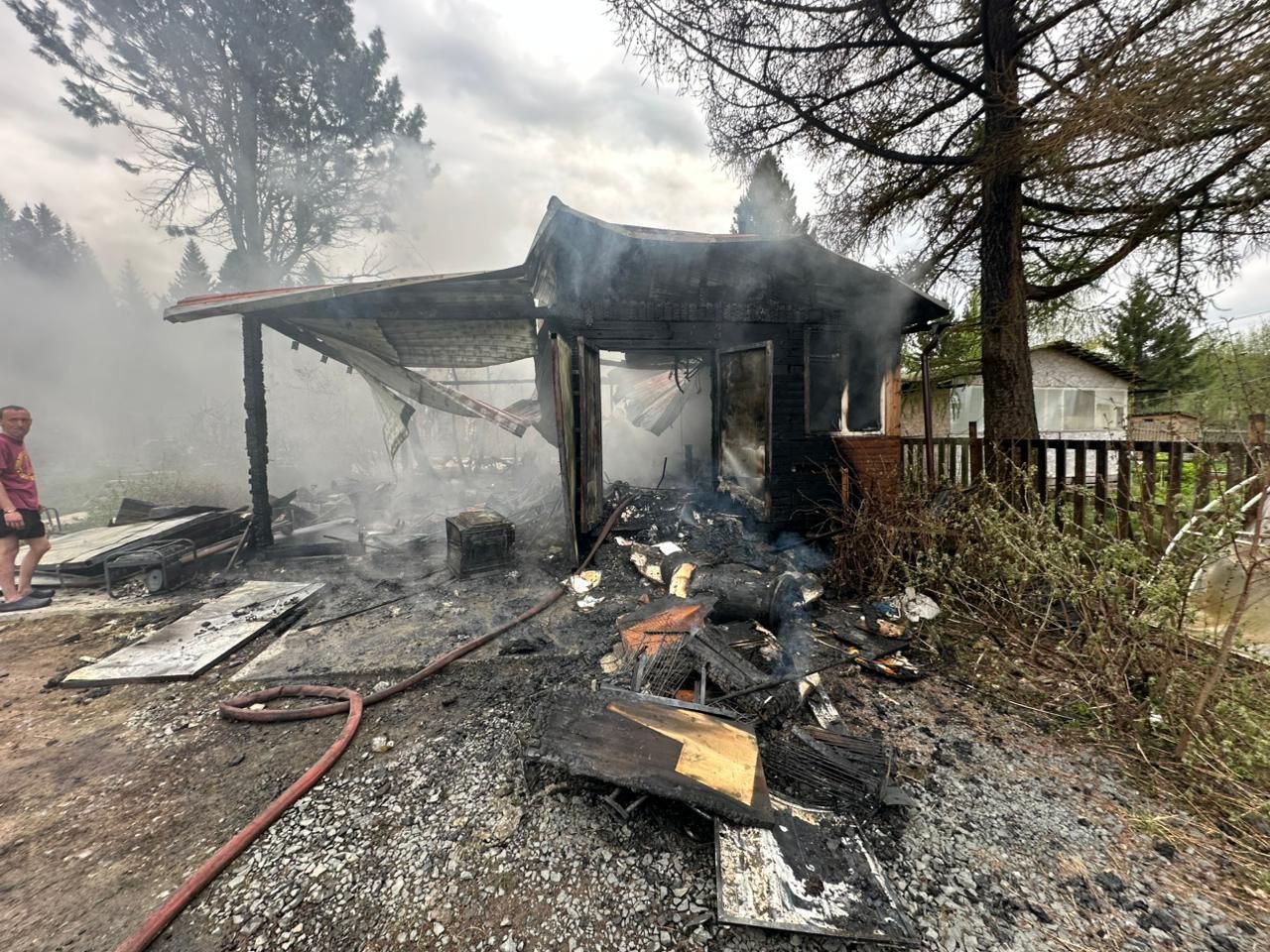 Мотоблок и автомобиль пострадали от огня в Пряжинском районе