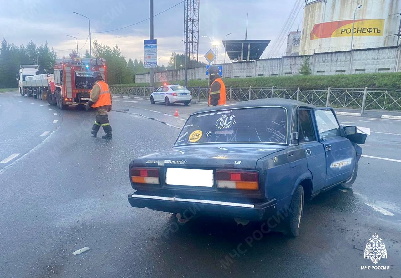 Автомобиль ВАЗ разбился на выезде из Петрозаводска