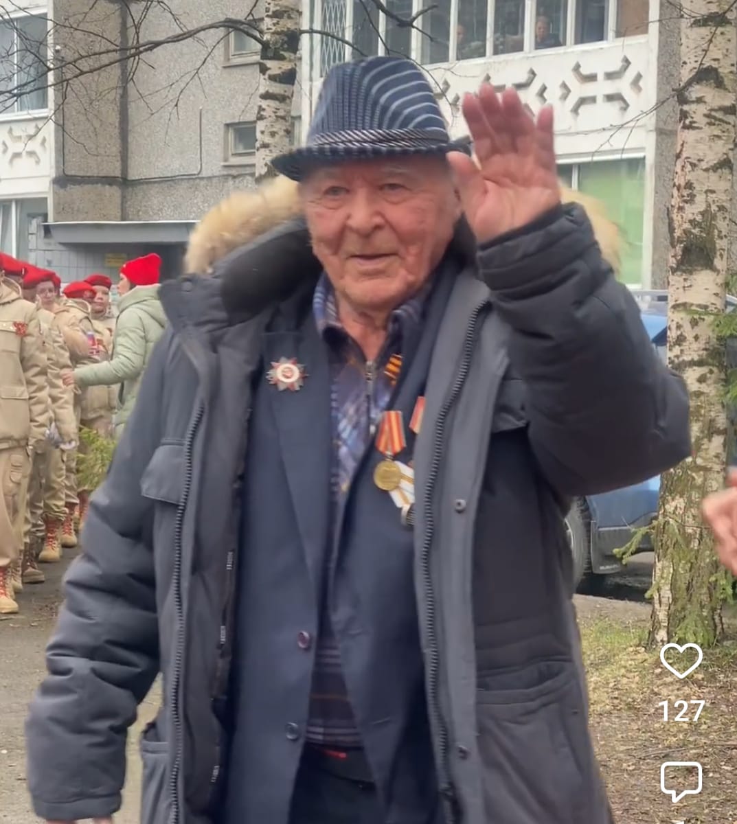 «Парад у дома ветерана»: в Петрозаводске поздравили с наступающим Днем Победы Михаила Наянзина