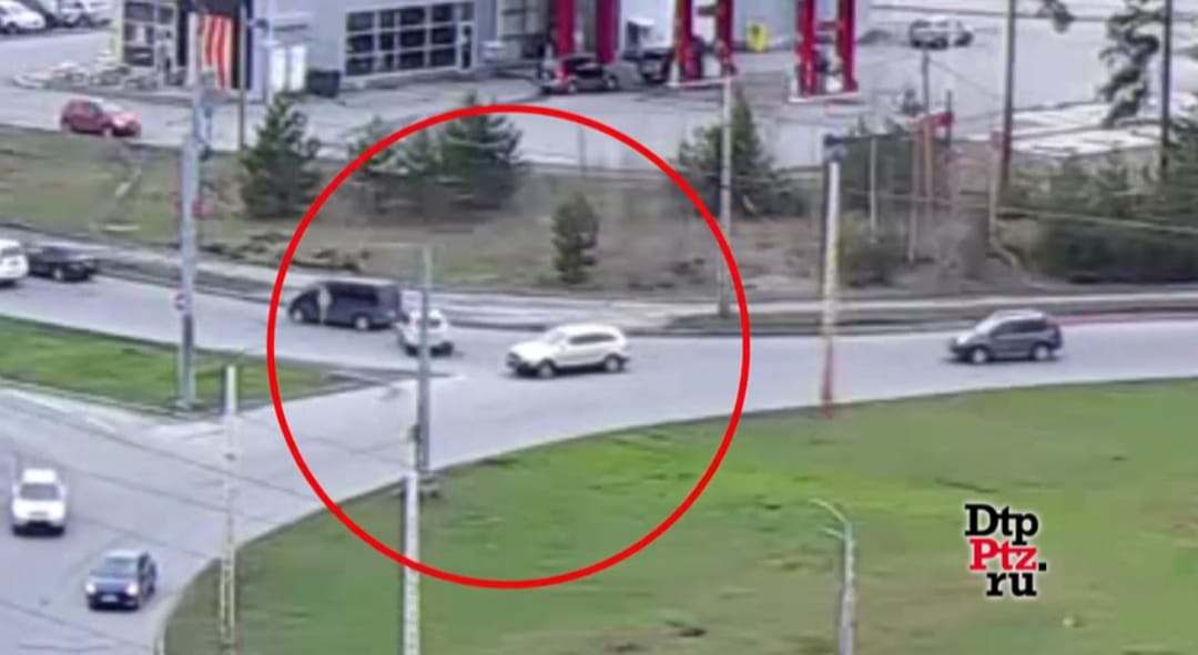 Два кроссовера столкнулись в Петрозаводске на верхнем Чапаевском кольце