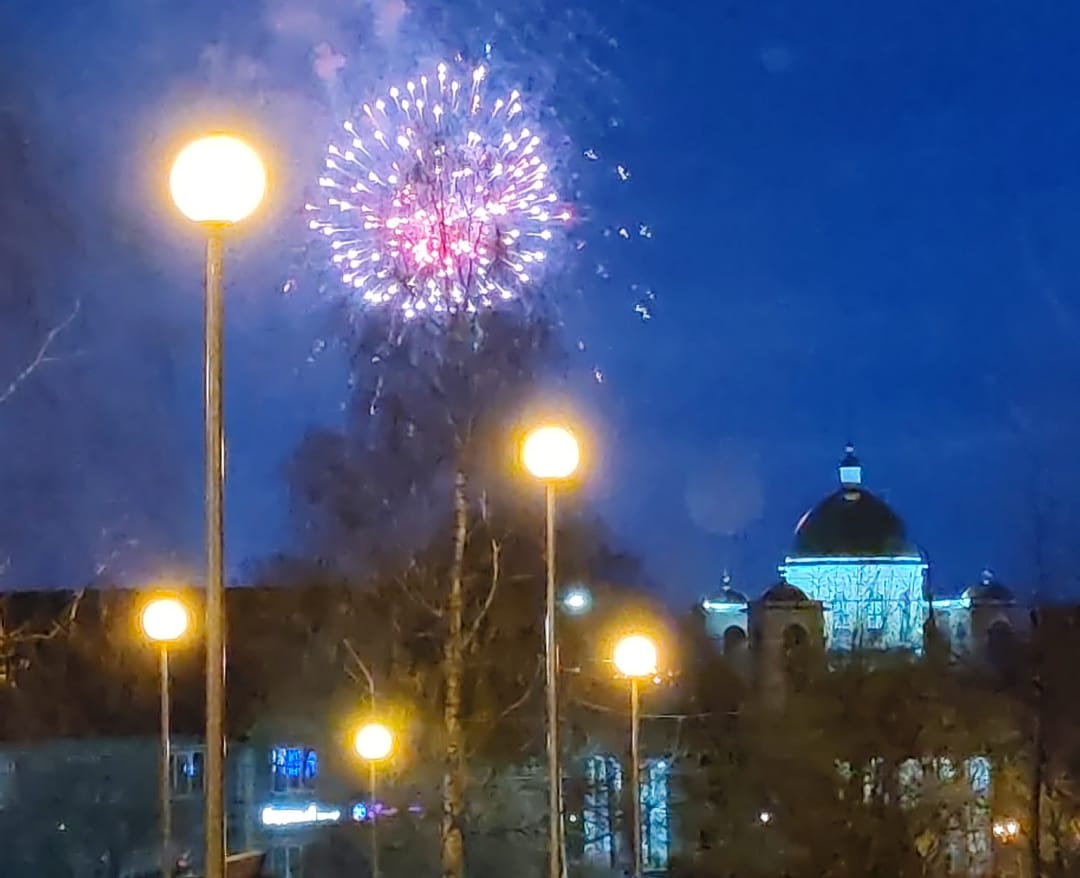Великолепным салютом завершился День Победы в Петрозаводске