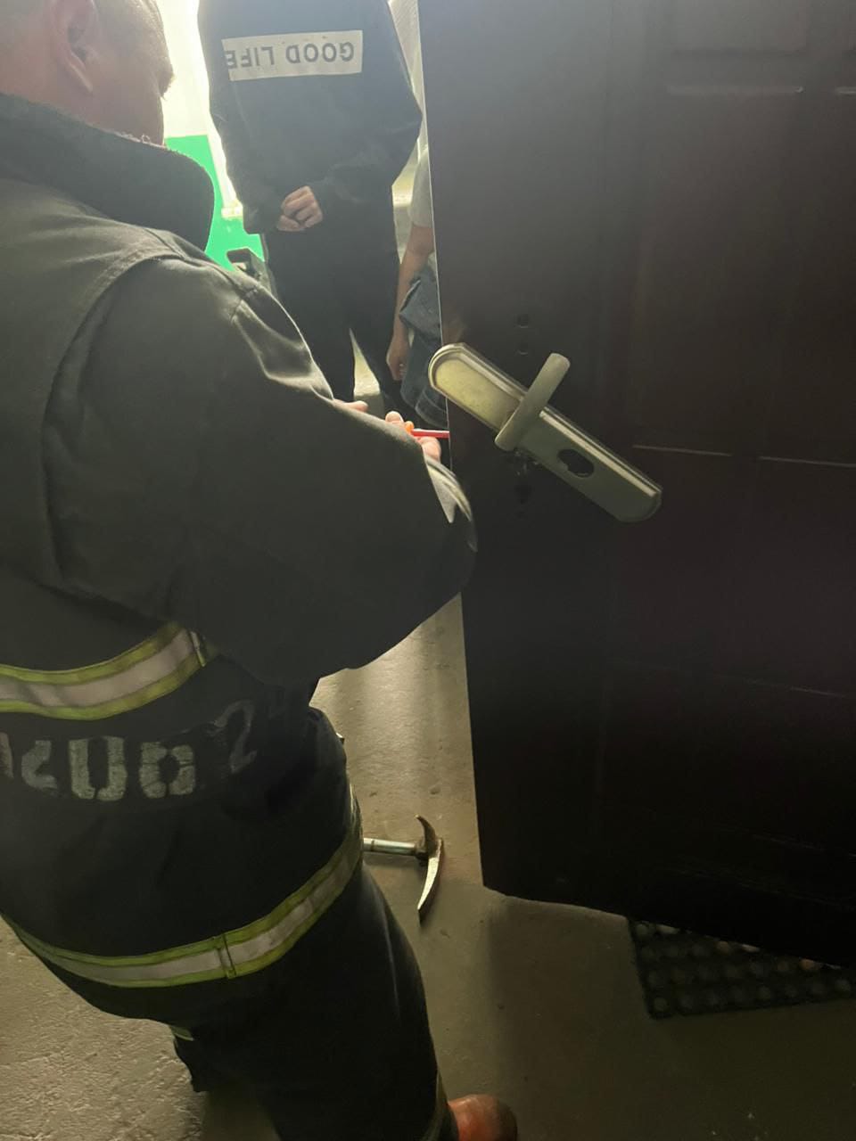 Олонецкие пожарные помогли маме с двумя детьми