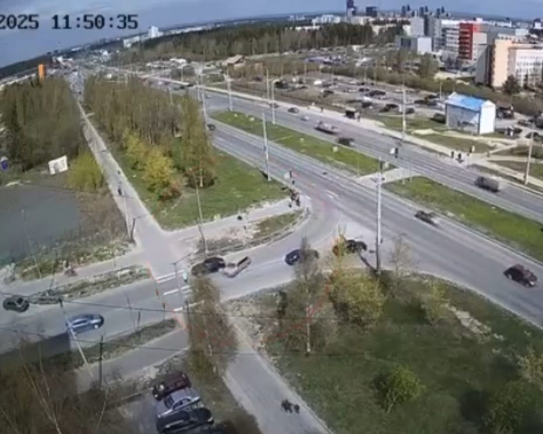 В крупном районе Петрозаводска столкнулись два авто, едва не сбив женщину-пешехода