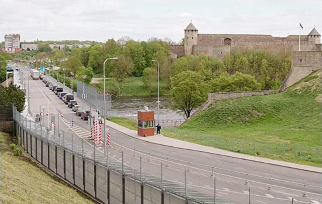 Эстонцы штурмуют российские магазины: на границе выстраиваются огромные очереди