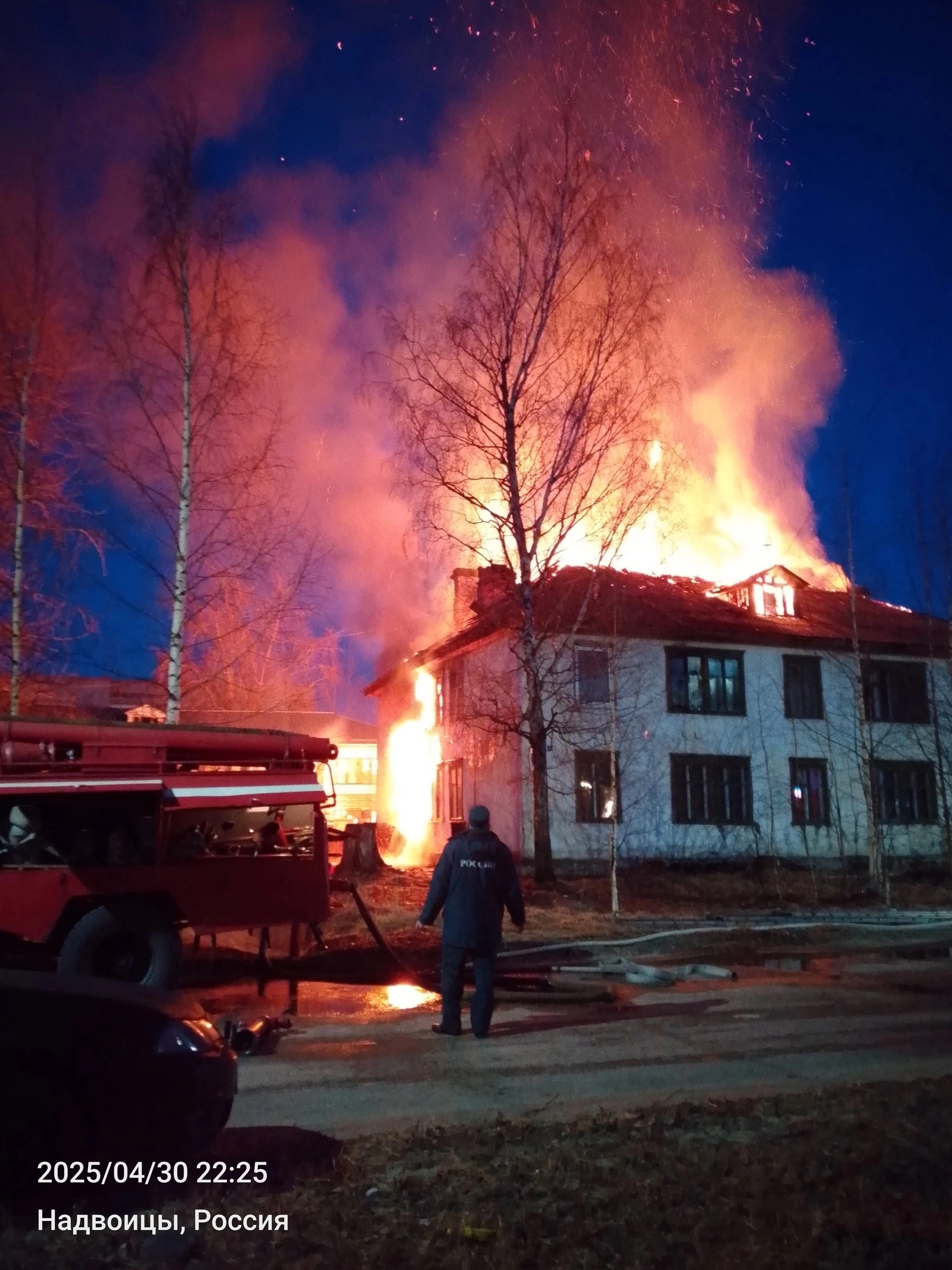 Двухэтажный дом сгорел в поселке Надвоицы