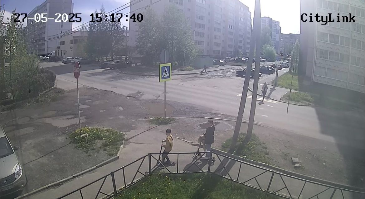 Норовили попасть под колеса: дети резвились на дороге в крупном районе Петрозаводска